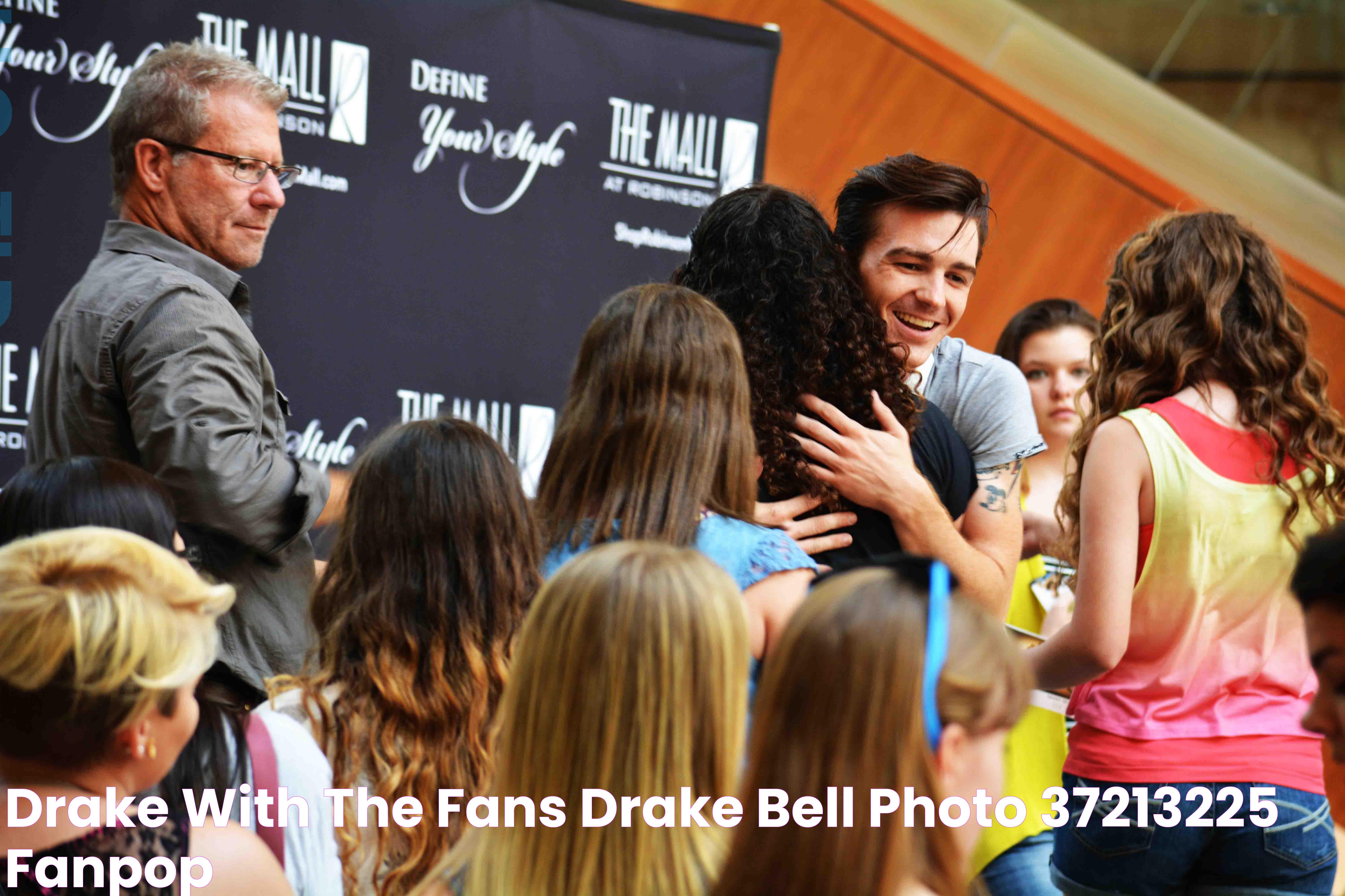 Drake with the fans Drake Bell Photo (37213225) Fanpop