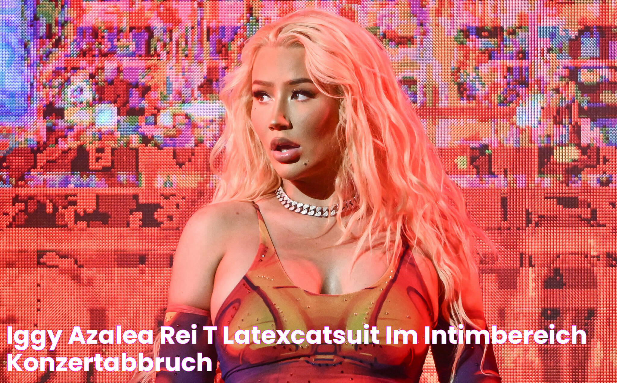 Iggy Azalea reißt LatexCatsuit im Intimbereich KonzertAbbruch